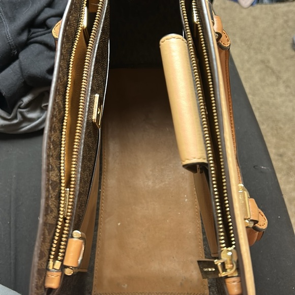 Michael Kors purse - Picture 2 of 5